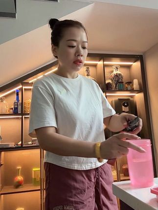 阿姨第14天颗粒加奶咖,昨天给她花茶和奶咖很不错,不卡了又继续颗粒奶咖。今天她好开心哈哈哈 我也开心。