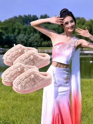 我的天呐,姐妹们,我买了一双棉拖鞋,超级超级好看又可爱。毛绒绒软乎乎的穿着太舒服了,喜欢吗,就现在还便宜抓紧购买吧,##快来看看 #爱了爱了 #保暖穿搭