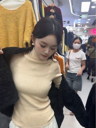 姐妹们来啦来啦 高领打底配上皮毛一体的外套简直秋冬里的神 保暖又慵懒 而且完全是不卡颜的穿搭#皮毛一体外套 #高领打底 #广州法夏尔