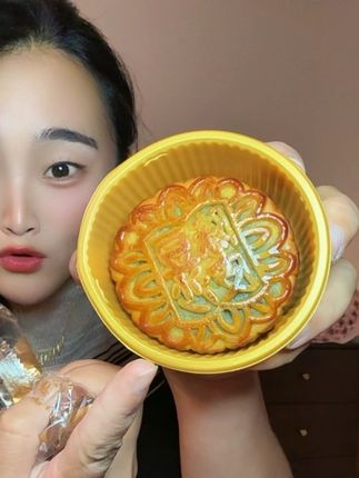 豆沙馅的月饼、都是谁在吃啊!!! #月饼 #豆沙 #陈皮 #寻味颂陈皮豆沙月饼