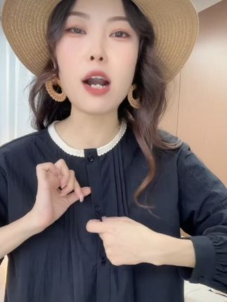 #百搭衬衫 1390高级感轻奢减龄洋气2025新款宽松圆领长袖娃娃衫上衣秋#秋季新款#洋气减龄#高级感穿搭#娃娃衫