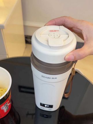 出门旅行这个可以烧水可以保温的#烧水杯 真的很方便的,小小的一个出门带着也不占地儿#烧水保温杯 #便携式烧水杯 #保温烧水杯 #电热水杯