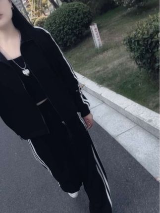 看到学校门口都是老人接送,我承认我羡慕了。明 明可以出去上班儿的年纪,而我却被孩子牵住了脚 步,因为我的孩子没人带,上学没人接送,没人给 他洗衣做饭,家里卫生没人打扫,孩子生病了没人 管。家里大大小小事只能靠自己,没人帮扶,每当 看到这些爷爷奶奶接送孩子的背影,不经意间鼻子 一酸,满眼的羡慕又无助,心里太多无奈,没办 法,再等等吧,等我的孩子们长大了#每日分享 #今日分享 #每日更新