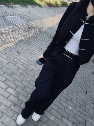 宁愿做一个难以相处的人,也不想再去讨好任何人,不管什么关系,只要你想陌生,我绝不挽留,我没有那么多的心眼,唯一处世之道,就是别人怎么待我,我就怎么待别人…#高级感穿搭 #显瘦穿搭 #早秋穿搭