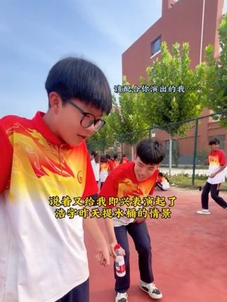 更一个库存视频~浩宇身体带伤无法继续参加训练,墨总对他的九年同窗好友“评价”了一番。浩宇说以后走颜值路线,他太能说了🤣 #活宝 #最铁兄弟 #打打闹闹就长大了