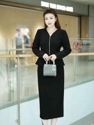 大码套装V领设计感 显瘦气质大码女装优雅两件套#遮肉显瘦 #时尚百搭 #小众设计感 #气质穿搭 #美出高级感 @DOU+上热门