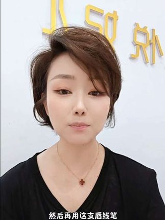 这款唇线笔真的绝了!轻轻一勾,唇形瞬间饱满立体,再也不怕唇妆不好看啦~💄💋 #美出高级感 #我要上热门#唇线笔