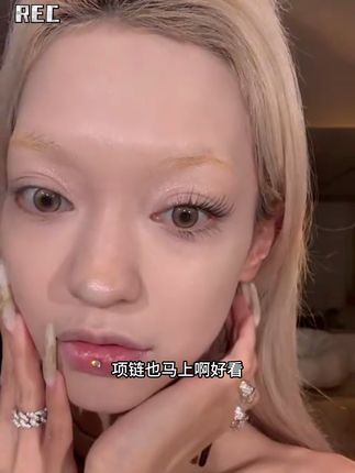 选睫毛你可以永远相信灵目岛,新款自带弧度上眼无负重更贴合自然收尖宛如妈生睫!#假睫毛分享 #假睫毛贴妈生感睫毛 #太好看了 #dou抖加热门 #眼睫毛贴浓密上镜