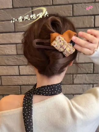 小香风蝴蝶结毛绒鸭嘴夹抓夹女气质后脑勺发夹鲨鱼夹秋冬新款高级感头饰#简单好看发型 #鸭嘴夹 #发饰头饰真的很加分 #日常发型 #美出高级感