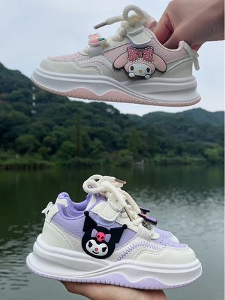 小朋友都喜欢的库洛米美乐蒂板鞋,上脚轻便舒适,整双鞋子都非常轻便,跑步运动都非常适合,还是皮面防水的,鞋底防滑耐磨#儿童板鞋运动鞋#女童运动鞋#儿童小白鞋