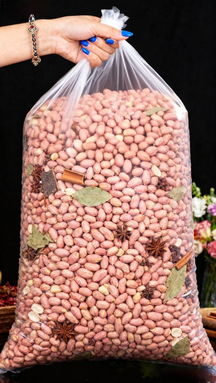 一口花生,满嘴人间烟火 精选饱满花生,浸润八角、桂皮、香叶等十余种香料慢卤,卤汁深透每一粒果仁。 不燥不咸,颗颗入味,壳脆易剥,肉韧带香。追剧当零嘴,佐酒配茶歇,家人分享、朋友小聚都合适。 开袋即食的鲜香,让平凡时刻也有好滋味!#优质农产品 #强烈推荐 #每日分享 #花生米 #花生