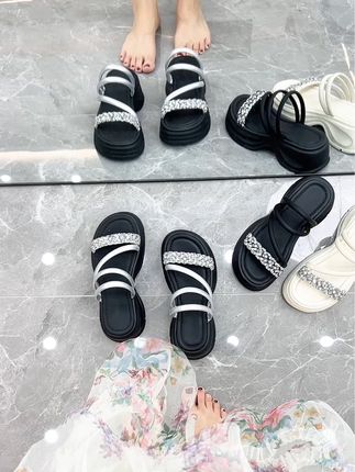 #凉拖鞋 #夏季凉鞋 #软底软面穿上超舒服 #脚宽脚胖都可以 #百搭鞋子