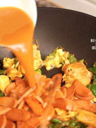 一人食 | 🫑火腿鸡蛋 食材:三个鸡蛋 青椒 火腿肠 蒜末 #晚餐吃什么 #家常饭菜 #下饭菜 #青椒炒鸡蛋 #火腿炒鸡蛋