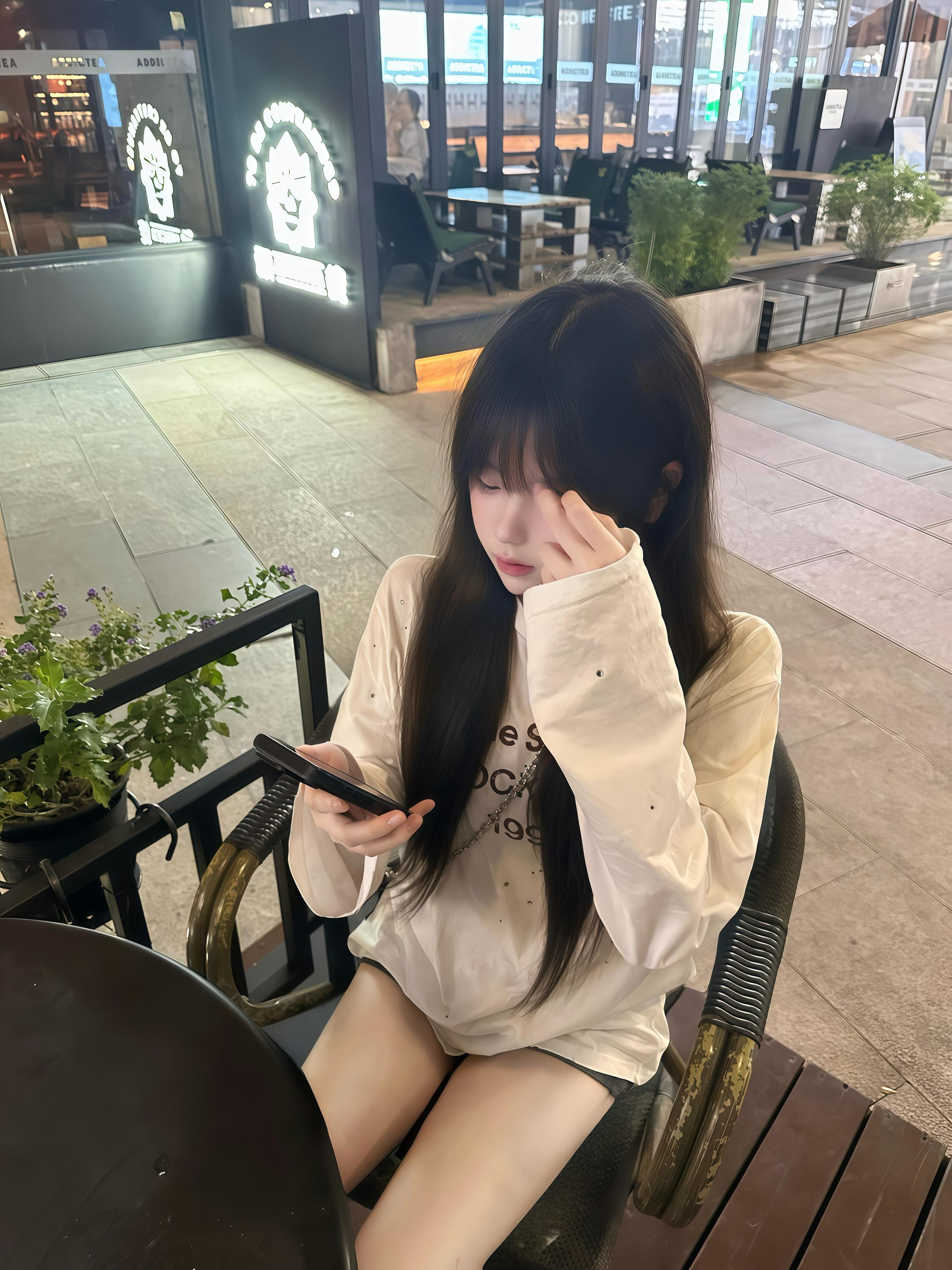 看上去你似乎很喜欢我 你从来没有把我说的话放在心上 你明知道这样做会让我难过却还是选择去做 矛盾发生时我觉得自己有心事得不到关心我在赌气 你又不愿意去想自己的错 如果你真的懂我 在我沉默的那一刻 你就应该知道 我已经不是第一次这样了 可你不懂 你只觉得我为什么又这样