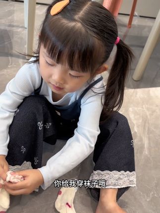 家里有孩子的一定要买这双小黄鸭休闲鞋,它是真的防滑又耐磨!真的太好穿了 又给他们把红色的安排上 上脚非常轻便舒服。而且特别百搭,#三胞胎小公主 #鞋子