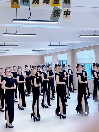 恭喜丽杰艺术团正式入驻黄河科技学院💪🌹