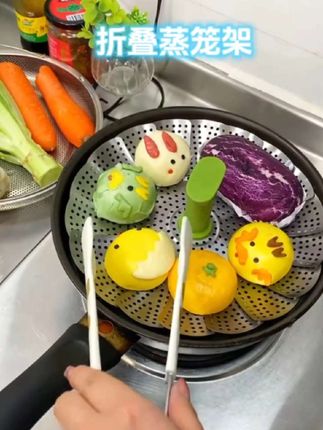家里没有蒸锅的一定要备上这个#不锈钢蒸笼架 ,它不仅可以自由伸缩,而且还是多层的,可以同时蒸三至五种东西,大锅小锅都能用,平时蒸个早餐非常方便,快给你家安排起来吧!#折叠蒸笼架可大可小 #不锈钢折叠蒸笼架 #厨房好物