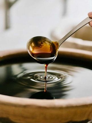 李锦记薄盐生抽,1.52kg大容量超够用!减盐配方吃得更安心,却一点不丢鲜。凉拌时淋上两勺,清爽提味;炒菜快出锅时浇一圈,鲜得恰到好处;白灼虾蘸着吃,海鲜的鲜甜全出来了~ 健康和美味兼顾,厨房备一瓶,做菜省心又好吃!#酱油 #调味品 #厨房必备#超便宜超划算#生抽