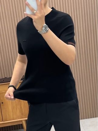 圆领掐出利落颈线,短袖适配秋老虎,针织软而不塌,通勤穿它,舒服得像没穿“正装”。#高级感穿搭 #穿搭 #只做高品质 #男装搭配 #气质穿搭
