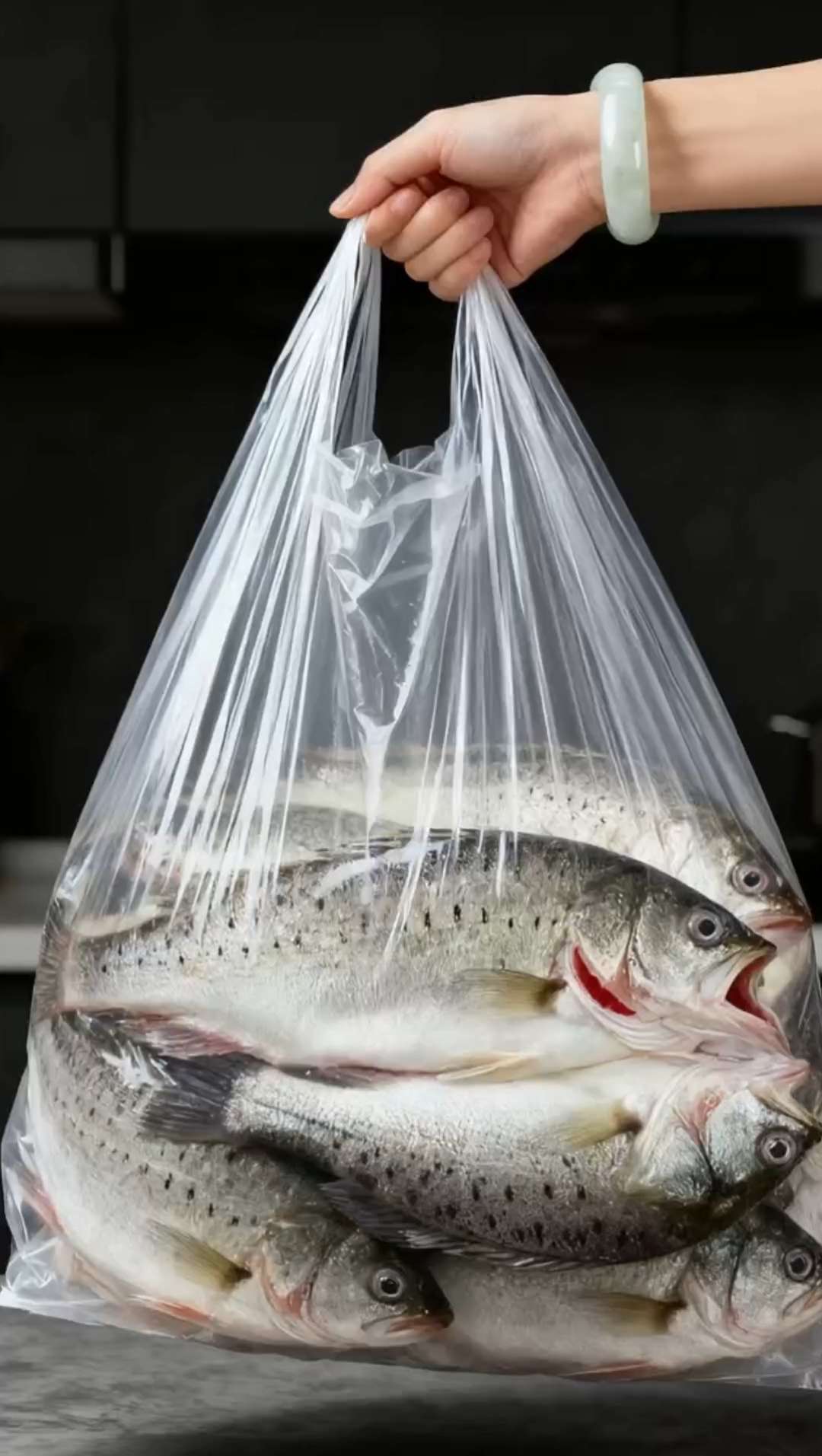 开背海鲈鱼。爱吃鱼的家人们看过来!这款深海海鲈鱼我必须推荐!活鱼现捕,冰鲜锁鲜,品质看得见!它的特点就是刺少肉多,蒜瓣肉特别嫩,清蒸一下鲜得不得了!富含优质蛋白和 DHA ,给家人吃特别安心。价格超划算,性价比非常高!点击左下角,给宝宝加个营养餐吧#鲈鱼#营养丰富老少皆宜#营养健康又美味#上热门@ DOU +小助手