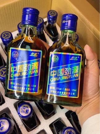 中国劲源35度蓝标露酒,24瓶×125ml小巧包装,口感醇和度数适中,方便携带,随时随地尽享惬意小酌时光。#好酒推荐 #中国劲源酒 #送礼佳品 #好喝不贵 #好物推荐🔥