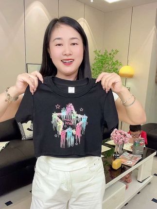 家里有小公主的一定要给她买这件小T恤,它采用的是修身的版型设计,搭配高腰的设计,穿上身很显瘦,而且小面料非常的舒服又透气,夏天穿也不会热,收到手简直太满意啦,真心推荐呀!#女童短袖 #女童t恤 #潮酷穿搭 #面料柔软舒适