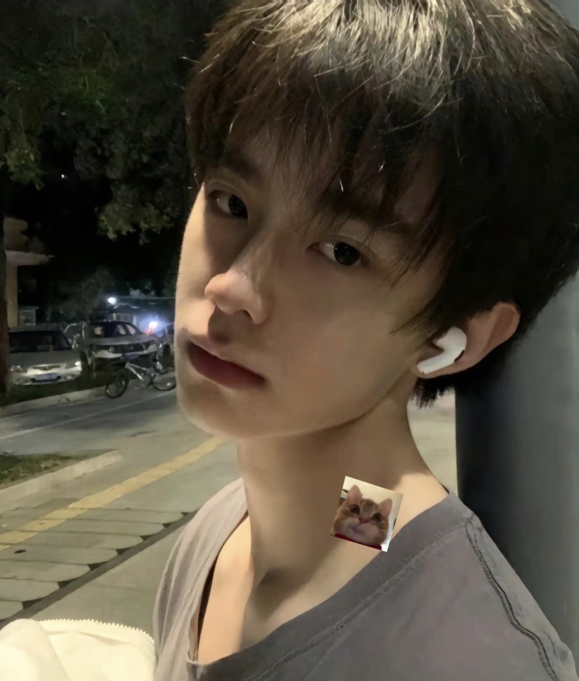 当年很嫩说是。#少年感 #侧脸 #睡不醒怎么办 #男高