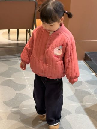 从前对幸福的定义很大 幸福大概是远方 是自由 是梦想 是憧憬 现在这些依然会让我觉得幸福 但做了妈妈以后 幸福被我具体到了眼睛可看到的每一幕 是我和孩子共度的每一个瞬间 爱她是一件幸福满满的事情 那些难熬的日子已经不足挂齿   #高品质童装 #女儿穿搭 #我的女儿 #儿童穿搭