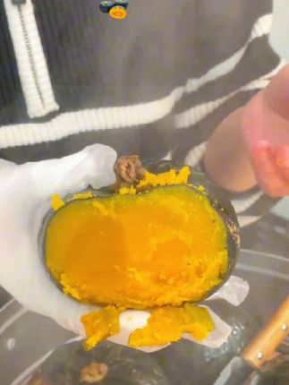 姐妹们,这个贝贝南瓜你们一定要试试,真的太好吃了!它吃起来是那种板栗的味道,特别的粉糯香甜,而且它的做法很简单,只需要上锅蒸一下就可以了,你看它这个皮很薄,里面的肉质也很细腻,吃一口就停不下来了,家里老人小孩都爱吃,赶紧买回去尝一尝吧!#贝贝南瓜