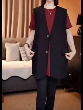 #高级感穿搭 姐妹们快来看看这件超赞的秋季新款马甲吧!它采用了口袋设计,非常实用又方便携带东西哦!而且它的面料质地柔软舒适,上身特别轻盈自在,同时版型也是超级好看的,穿着很显瘦,还能轻松打造出韩版的休闲风格,真的太棒了!喜欢的话就赶紧下单抢购吧!## 韩系穿搭 #早秋穿搭 #西装马甲#显瘦穿搭 #这也太好看了# 秋季不露腿穿搭