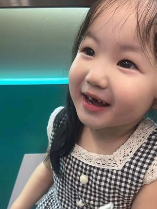 当然要拍照记录啦,又不是永远都这么无忧无虑#有女儿的快乐你根本想象不到 #女孩子是最可爱的生物 #骗你生女儿