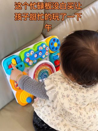姐妹们,我又发现一个哄娃神器洞洞板!宝宝现在出门都要带着它,玩法特别多,可以很好的锻炼宝宝手指灵活性。每个小机关都特别有意思,宝宝很喜欢按一按、抠一抠,还能认识数字字母,学习颜色搭配,提高宝宝专注力。姐妹们快给宝宝安排一个吧!#早教益智玩具 #自己玩的不亦乐乎