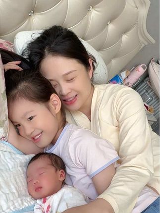 今天老大第一次来月子中心看她妹妹,从一开始的不好意思到觉得妹妹好可爱不过一会的功夫,这大概就是血缘关系吧#大宝二宝 #二胎
