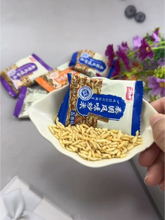 香茅浸润的泰国香米,大火快炒出焦香。虾仁弹牙,鱼露提鲜,青柠挤入酸辣魂,花生碎撒落东南亚的热辣阳光,一口穿越曼谷夜市。
