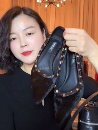 TANTAN   胎牛毛 跟高5公分气质嵌钻尖头高跟鞋 2370这双TANTAN胎牛毛高跟鞋真的绝了!😍 跟高5公分,走路超稳,还特别显气质!鞋面上的嵌钻设计简直是点睛之笔,blingbling的,太适合约会和聚会了!👠 穿上它,你就是人群中最亮眼的女王!而且材质是胎牛毛,脚感超级柔软舒适,一点都不磨脚。无论是搭配裙子还是裤子,都能轻松hold住!强烈推荐给姐妹们!#好物推荐 #高跟鞋控 #时尚穿搭