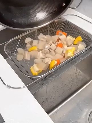 给你们看看我家是怎么洗碗沥水的,用的是这个可以伸缩的沥水篮。把它往水池上一放,洗完的盘子就都可以放上去沥干水份,收拾起来也方便多了,而且它还是不锈钢的材质,特别耐用#伸缩沥水篮 #蔬菜瓜果沥水篮 #碗筷歺具沥水篮 #生活好帮手 #好东西一起分享