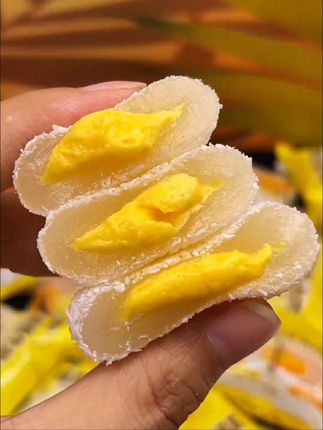 一口爆浆榴莲香,吃过就忘不掉。#零食推荐 #软糯香甜 #下午茶#榴莲泡芙#雪媚娘