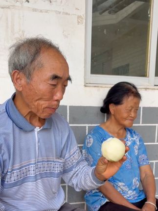 孝顺这一方面我要向文文学习,又给爷爷奶奶带了好多翠冠梨吃#我的乡村生活 #爷爷奶奶 #翠冠梨