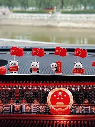 虽然我不能为国家出什么力,但是我的祝福是认真的,安排上熊猫摆件,氛围感拉满#汽车摆件 #车载摆件 #五星红旗迎风飘扬