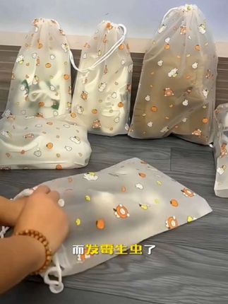 真没想到还有这么好的鞋子收纳袋,加厚的防水材质,防尘防潮,把你洗干净的鞋子装进去啊,绳子这么一抽,放在柜子里面干净又卫生#鞋袋 #鞋子收纳袋 #加厚防潮 #防霉防潮 #携带方便