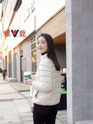 #是时候安排一下了 #自信满满的女人 #女人自信就是美 #做个自信的女人 #蛮好的人生年金险 . 高性价比 这是雅鹿最突出的标签。相比于波司登、雪中飞等定位稍高的国产品牌,以及加拿大鹅、Moncler等国际奢侈品牌,雅鹿的价格非常亲民。通常几百元就能买到一件保暖性能不错的羽绒服。 2. 保暖性可靠 雅鹿使用主流的羽绒填充物(鸭绒、鹅绒),并注重蓬松度和充绒量这两个关键指标。虽然其高端系列的蓬松度可能不及专业户外品牌,但对于日常通勤、上学和一般户外活动来说,保暖性能是完全足够的。
