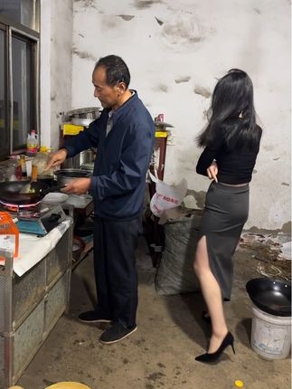 有的时候爱不爱真的很明显、知道家里老四回来,老父亲早早就去买菜、还自已亲手下厨炒菜、就因为上次她小姨说老母亲吵的不好吃…我在家那么久,也没见他烧过一次饭给我吃…..#农村生活