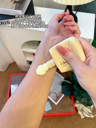 秋冬天气干燥,手部皮肤也需要呵护 ,家人们试试#宝玑米 家这个护手霜,滋润不油腻,最喜欢雪落栀子香,前调柠檬和栀子花味,中调木兰百合味,后调有淡淡的麝香香菜味,真的好高级~#护手霜 #护手霜推荐 #滋润保湿 #护肤分享