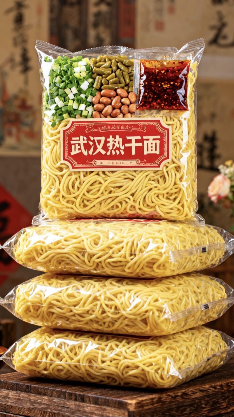 家人们~终于找到了正宗的 #武汉热干面 面条是碱水面,特别劲道爽滑。而且自带调料包,酸豆角、芝麻酱、辣椒油拌一拌就可以开吃了,味道太赞太正宗了。家里大人小孩都爱吃#超便宜超划算#拌面#地方特色美食 #美食推荐