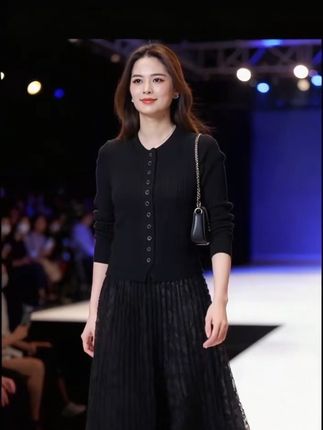 #上热门 这条超美的针织连衣裙真的太适合秋冬了 喜欢的姐妹赶紧下单了#连衣裙 #针织连衣裙穿搭 #抖音小助手dou上热门