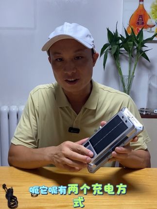 带太阳能充电板的露营灯,非常实用,推荐。#露营 #摆摊 #露营灯 #摆摊灯