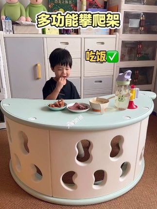爸爸安排的这个多功能攀爬架琳琳可太喜欢了,每次吃饭、学习、玩玩具都要在这上面😂😂,恨不得睡觉都要抱着🤣🤣,既是攀爬架,又是摇摇马、平衡板、书桌又是茶几,一物多用太值了,关键还是#哈比树 大品牌,品质超好#攀爬架 #平衡训练 #多功能书桌 #儿童玩具