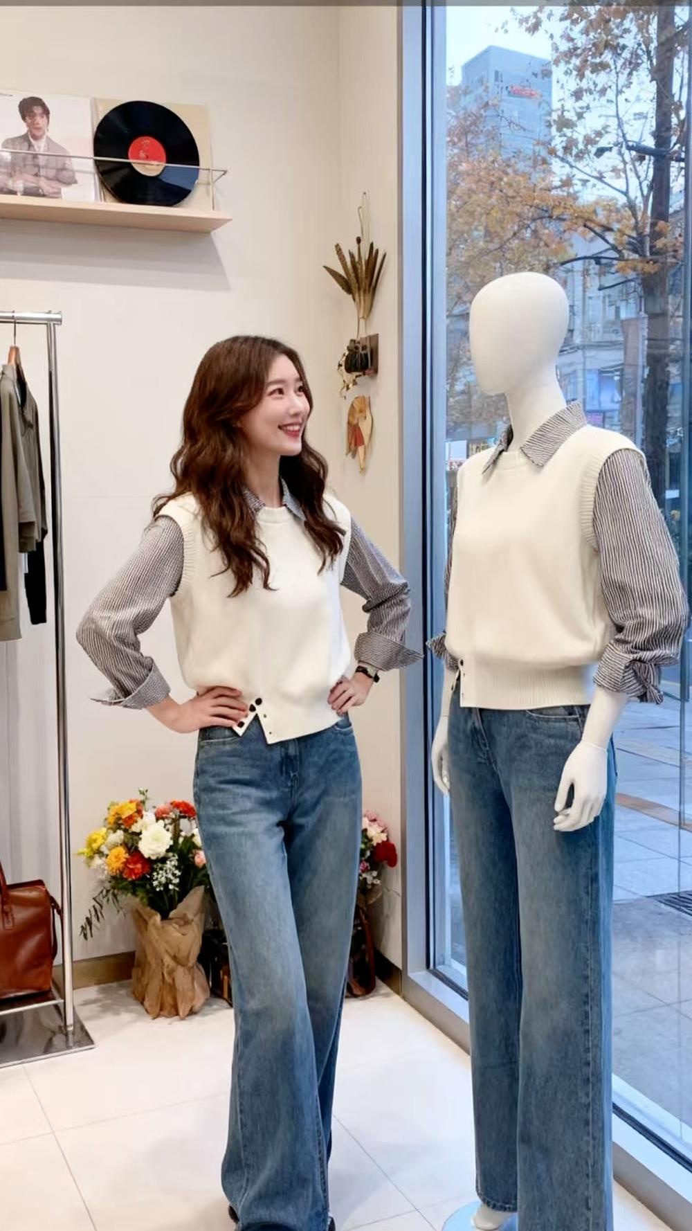 1. 初入职场的许妍,总裹着宽松卫衣配牛仔裤,在精致同事间像“走错片场”,汇报时连抬头都怯生生。 #许妍穿搭#早秋各式各样的平价上衣分享 #韩系穿搭 #梨形身材 #解锁微胖梨形的本命穿搭
