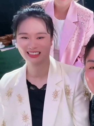 有好多姐妹都在问,婆婆每天熬夜照顾儿媳妇元元,皮肤还那么好,一点都不像五十多岁的婆婆,是婆婆一直在坚持早晚使用这款眼霜,真的很好用,推荐婆婆自用款眼霜#护肤 #爱美是女人的天性 #好皮肤养出来 #做精致女人 #植贝维a醇逆龄抗皱眼霜