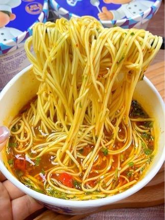 不是店里兰州拉面吃不起,是程校长家的兰州拉面太有性价比,大颗的牛肉配上浓郁的牛肉汤底,夜宵来一桶真的太过瘾了!#兰州拉面 #程校长兰州拉面 #程校长 #夜宵吃什么